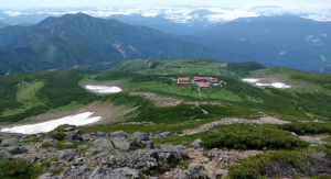 御前峰山頂より白山室堂を見下ろす