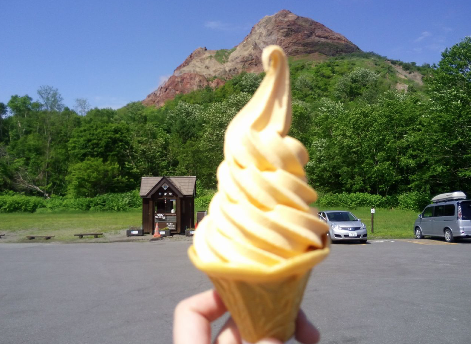 昭和新山とメロンソフトクリーム