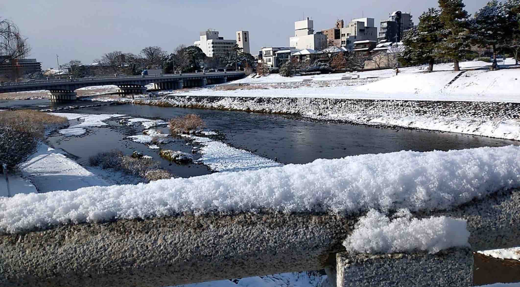 雪景色・京都出町柳、河合橋から望む鴨川