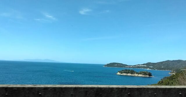 鳴門大橋界隈🌉
歩いて渡って撮りたいけれど、ここは車道🚙

歩くと危険です⚠️
トラックがたくさん走ります🚛

#淡路島 （兵庫）と#鳴門 （徳島）を結ぶ

#国内旅行 #鳴門大橋 #気持ちよい景色