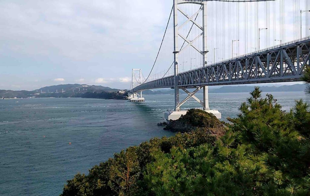 徳島側から撮影した鳴門大橋